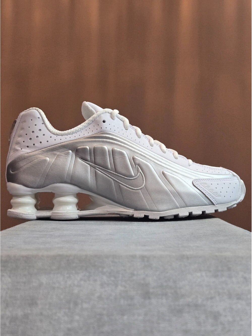 Nike Shox R4 - White / Metallic Silver (AR3565-101) Women's 6.5 BRAND NEW IN BOX